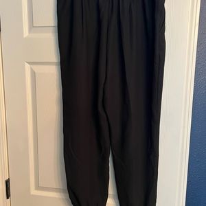 Gap crepe joggers with pockets and elastic waist.